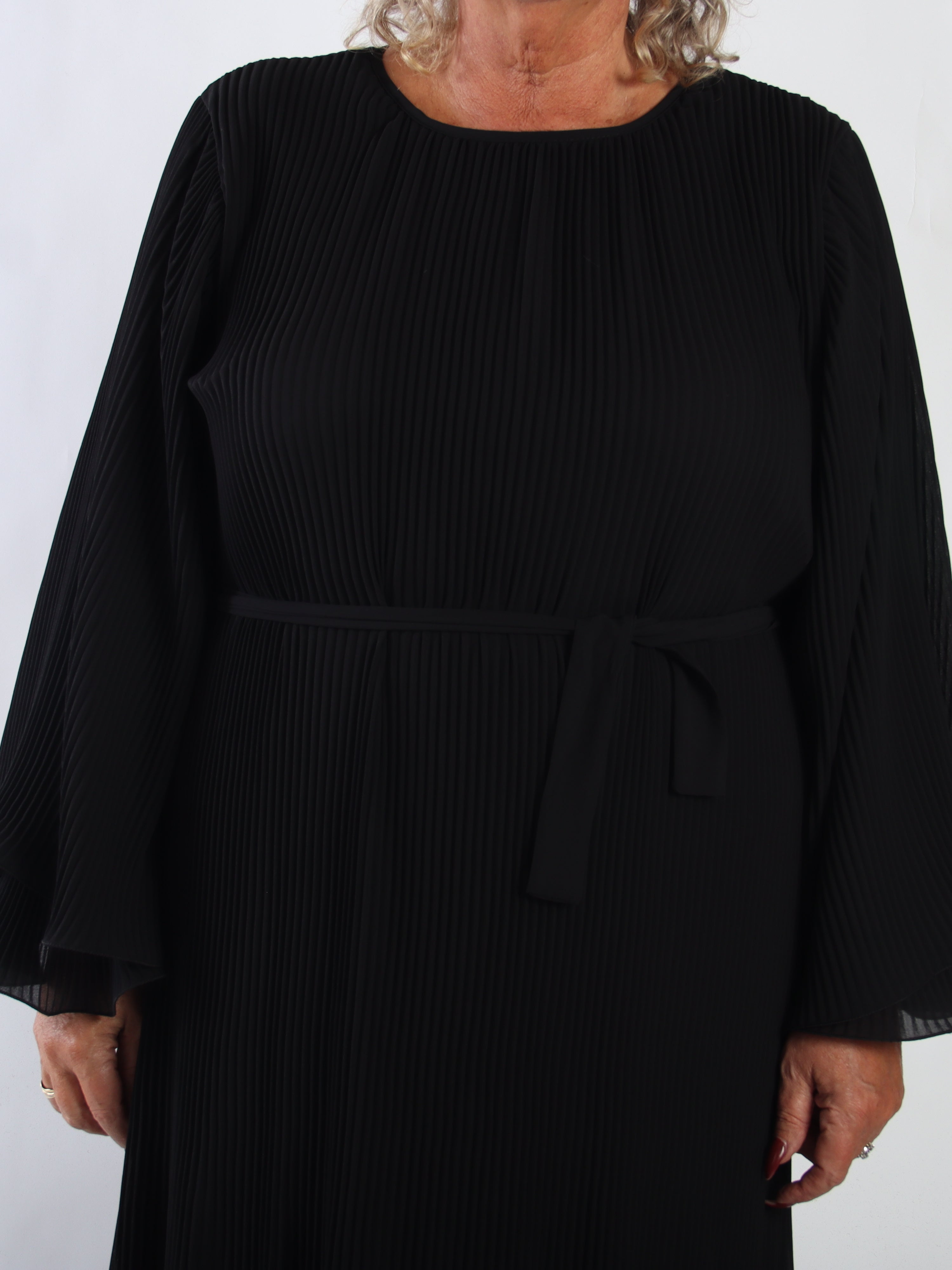Elegance – Lang plisseret plus size chiffonkjole med smukke flæseærmer